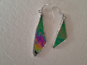 boucle d'oreille noir irisé