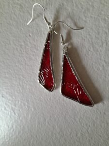 boucle d'oreille rouge structuré