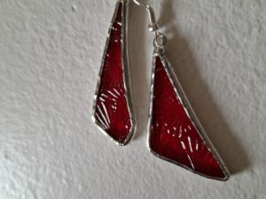boucle d'oreille rouge structuré