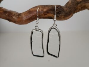 Boucle d'oreille transparente
