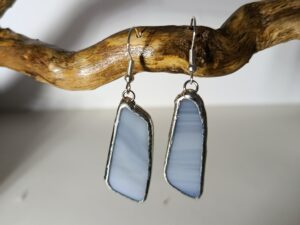 boucle d'oreille grise