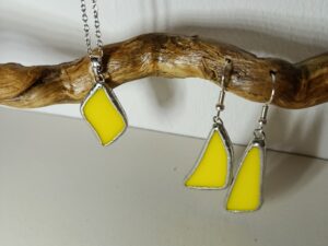 parure de bijoux jaune