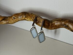 boucle d'oreille grise